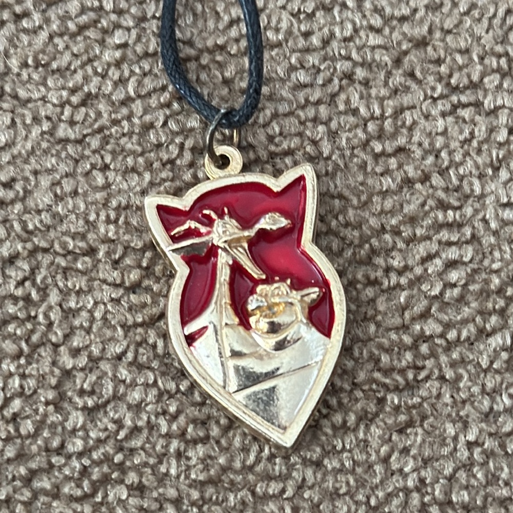 Quest for Camelot Devon & Cornwall Warners Bros 1998 Pendant Necklace (TD) - Picture 2 of 3
